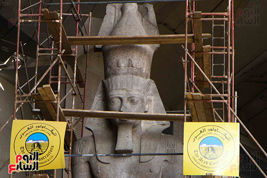 عمود مرنبتاح يستقر بجانب تمثال والده رمسيس الثانى بالمتحف الكبير (14)
