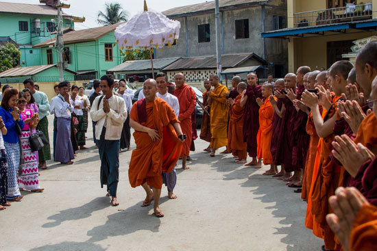 رهبان بوذيين يستقبلون راهب متطرف فى ميانمار