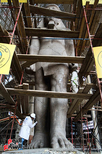 عمود مرنبتاح يستقر بجانب تمثال والده رمسيس الثانى بالمتحف الكبير (31)