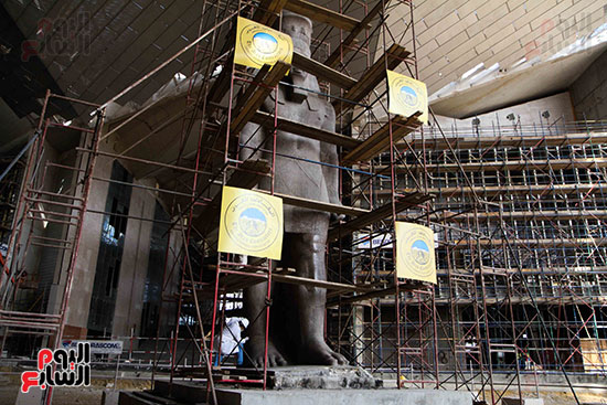 عمود مرنبتاح يستقر بجانب تمثال والده رمسيس الثانى بالمتحف الكبير (23)