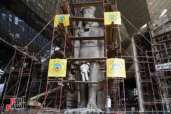 عمود مرنبتاح يستقر بجانب تمثال والده رمسيس الثانى بالمتحف الكبير (19)