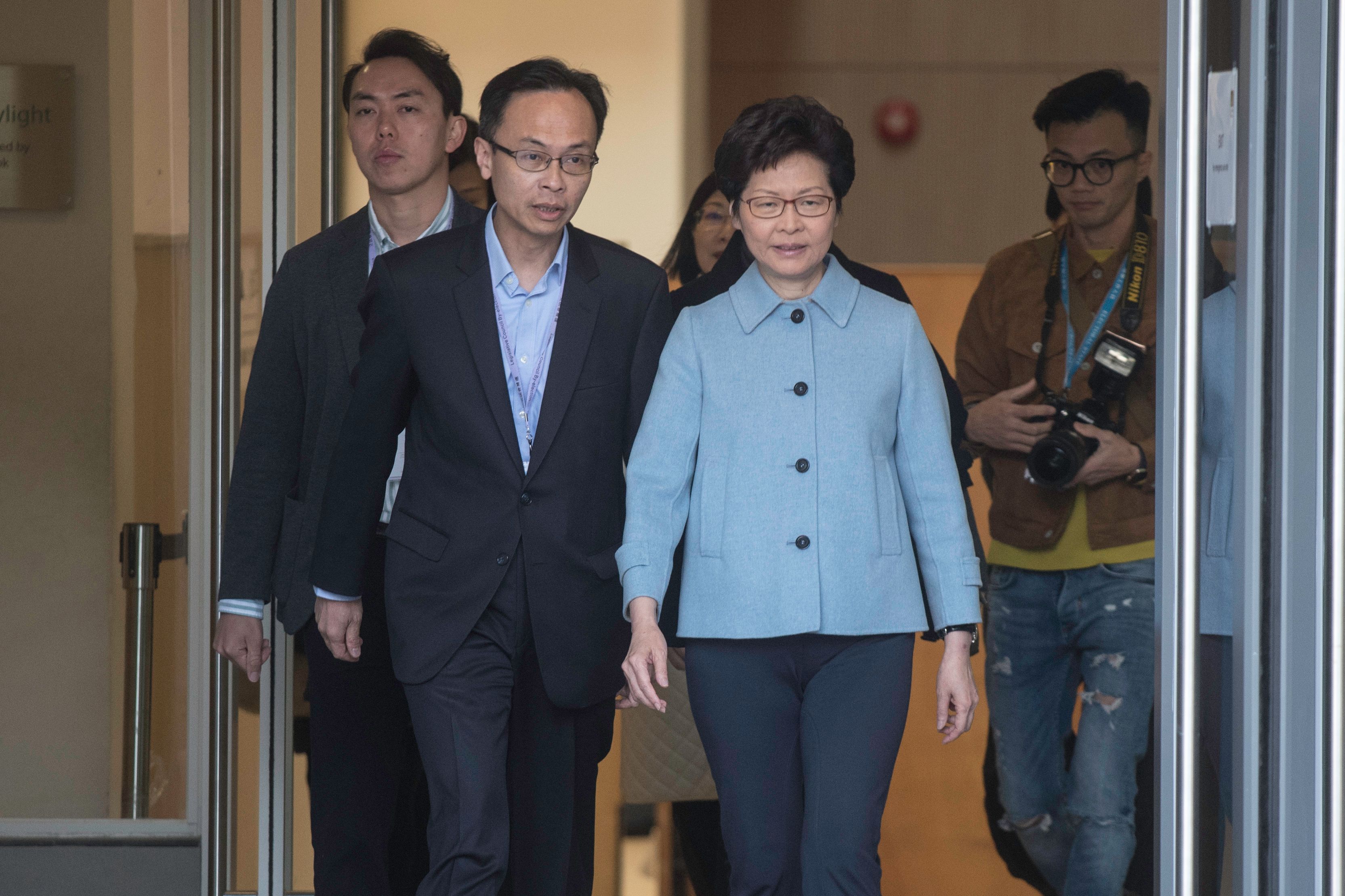 الرئيسة التنفيذية لهونج كونج كارى لام تغادر مقر الاقتراع