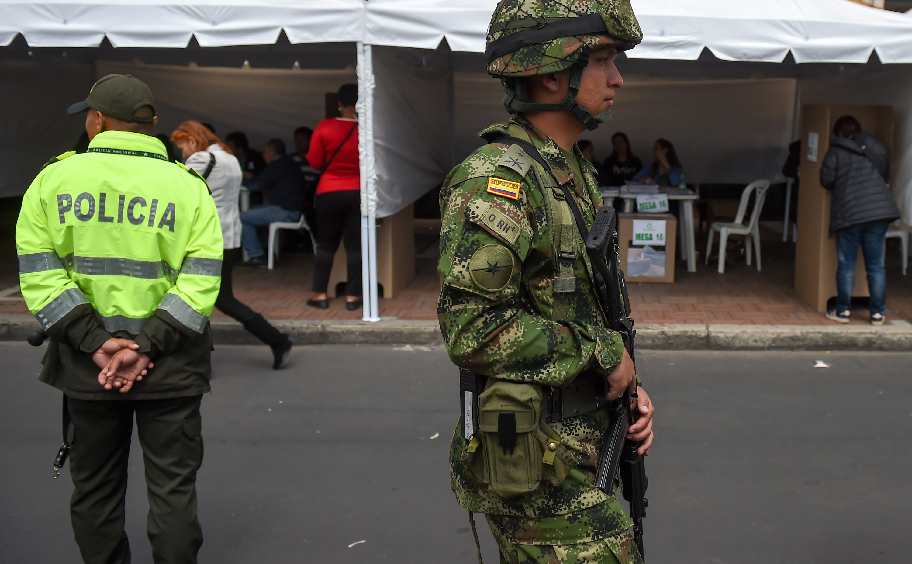 أحد عناصر الجيش الكولومبى خلال تأمين الانتخابات