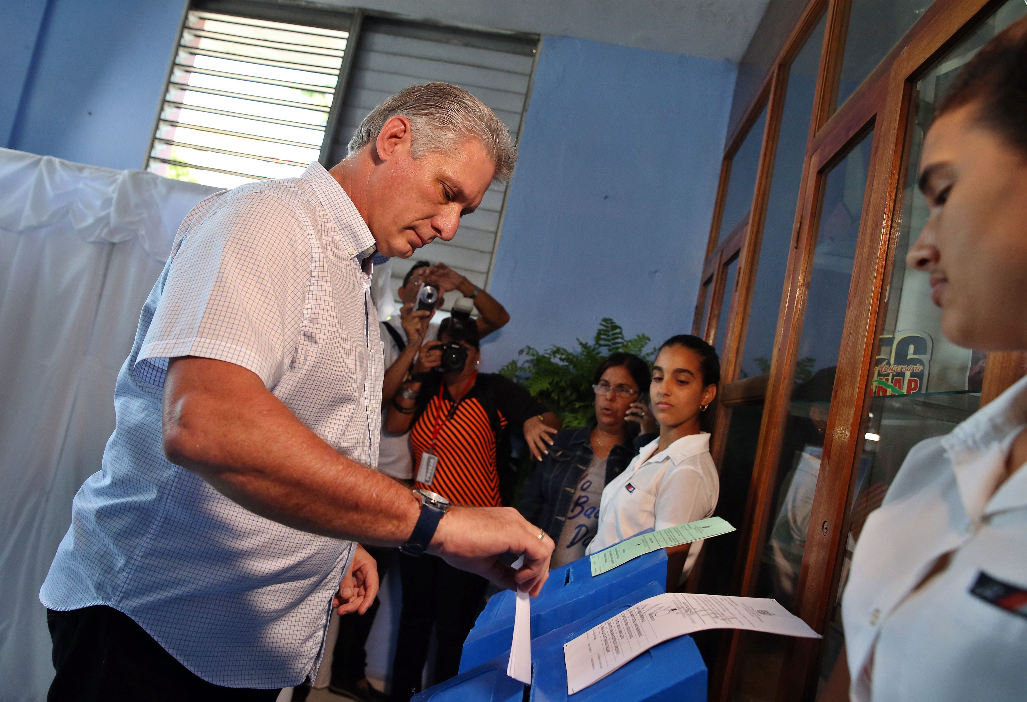 النائب الأول للرئيس الكوبي ميغيل دياز كانيل يدلى بصوته