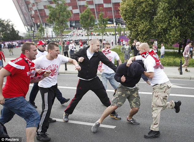شغب جماهير روسيا وبولندا في يورو 2012