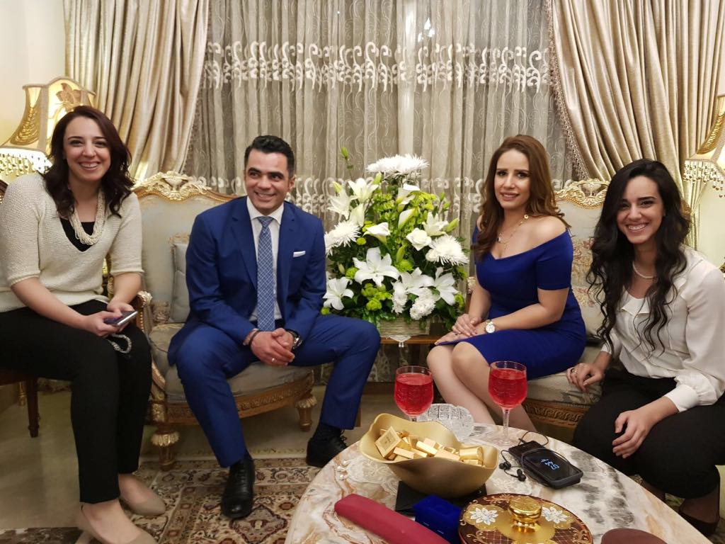 الرائد أحمد عصام شلتوت والإعلامية نيرة شريف وسط الأهل فى حفل الخطوبة
