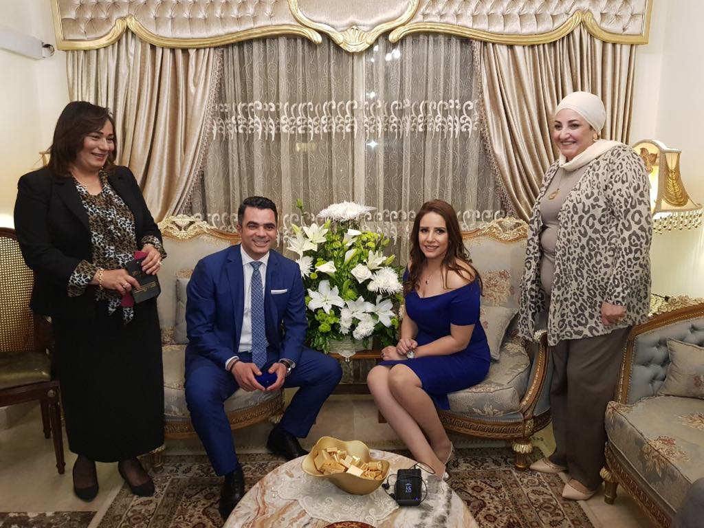 الرائد أحمد عصام شلتوت والإعلامية نيرة شريف وسط والدتى العروسين