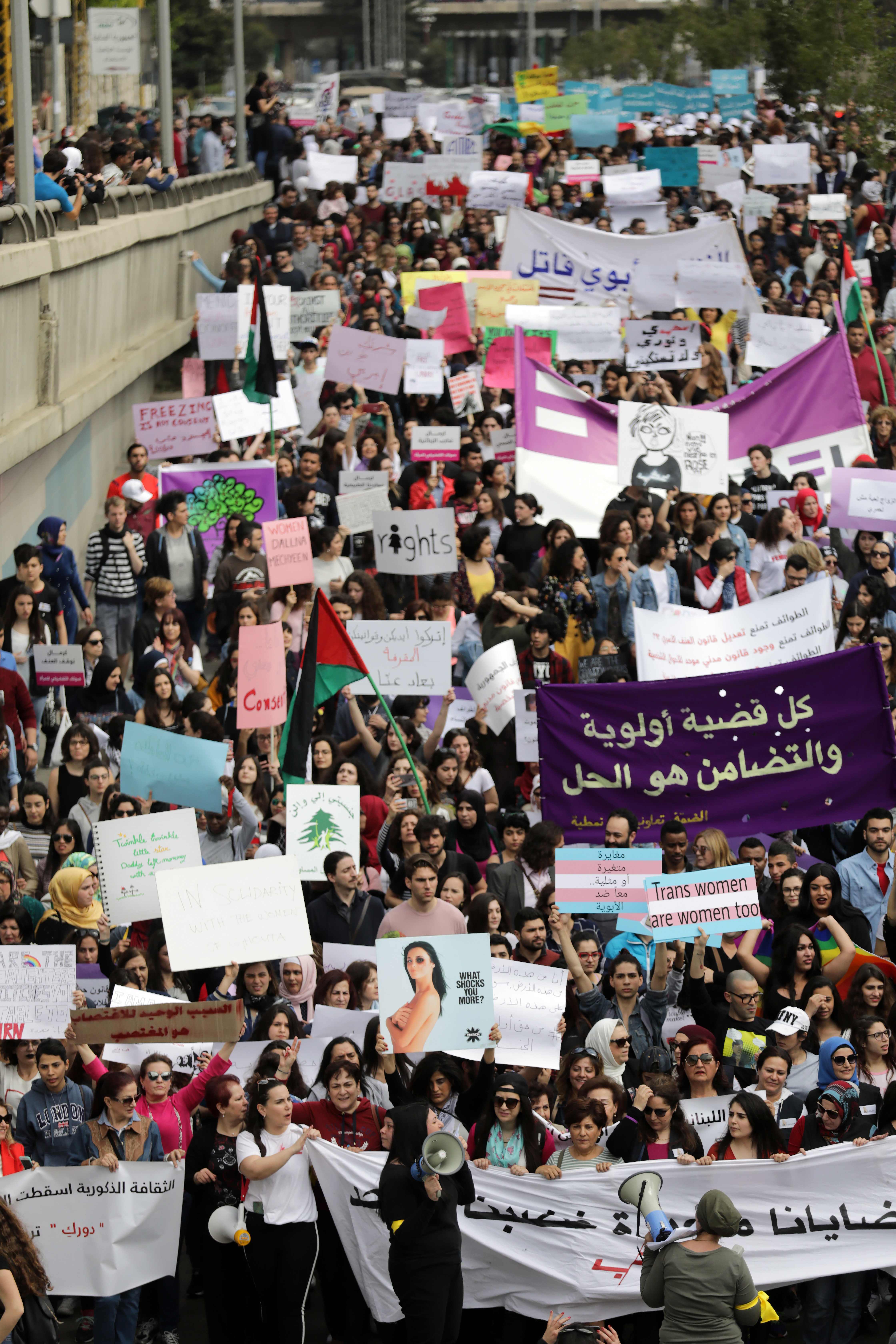 مسيرة فى لبنان للتضامن مع المرأة السورية