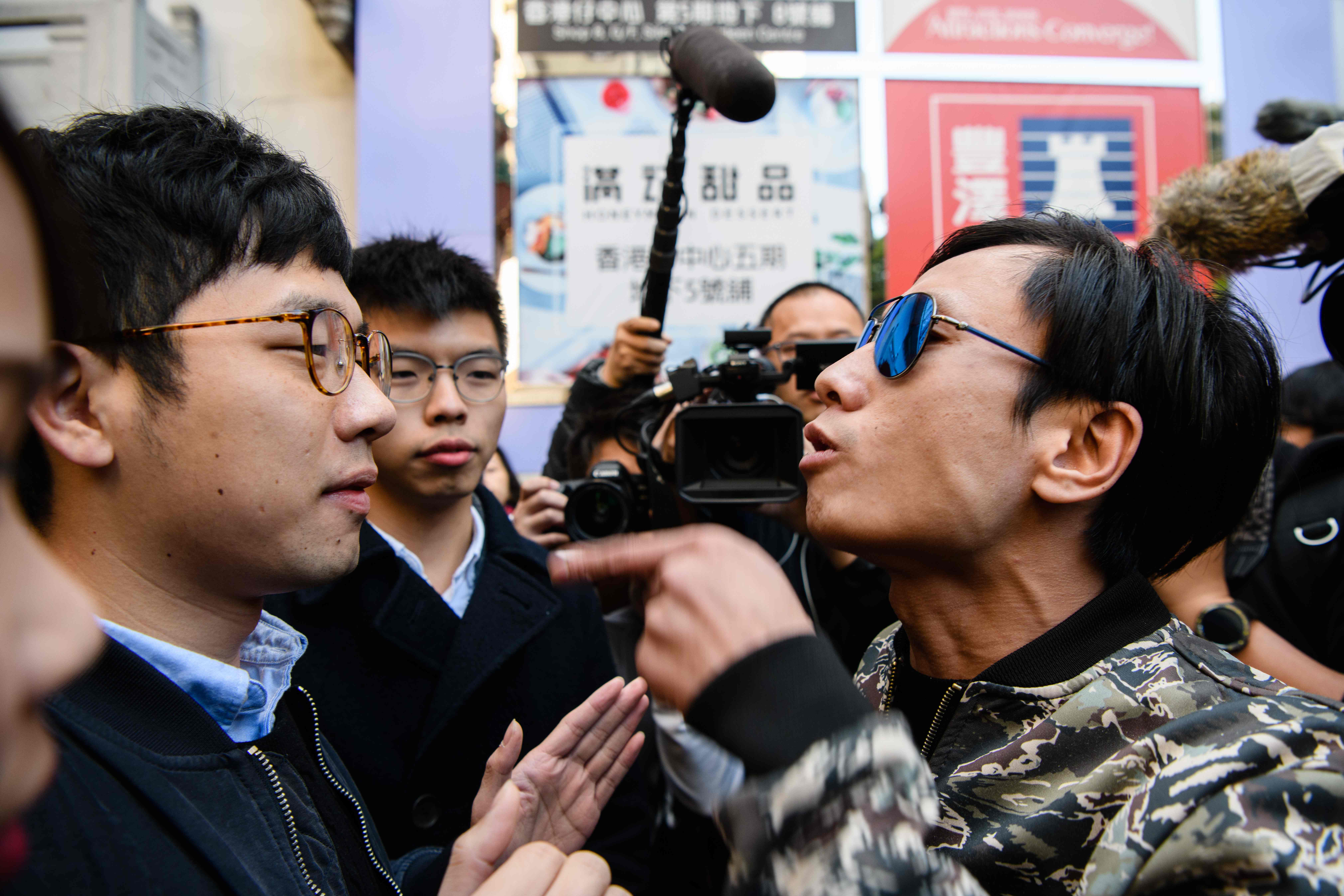 ناخب فى هونج كونج يتحدث إلى أحد النشطاء المؤيدين للديمقراطية