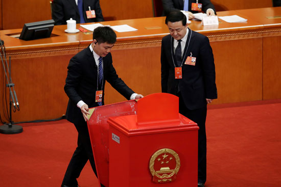 صندوق الاقتراع داخل مقر البرلمان الصينى