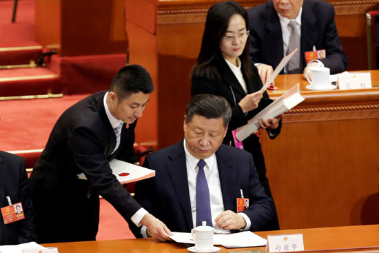 الرئيس الصينى يتسلم ورقة الاقتراع داخل البرلمان
