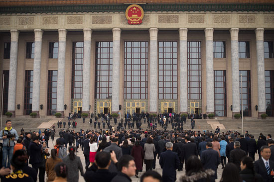 نواب الصين أمام قاعة الشعب الكبرى فى بكين