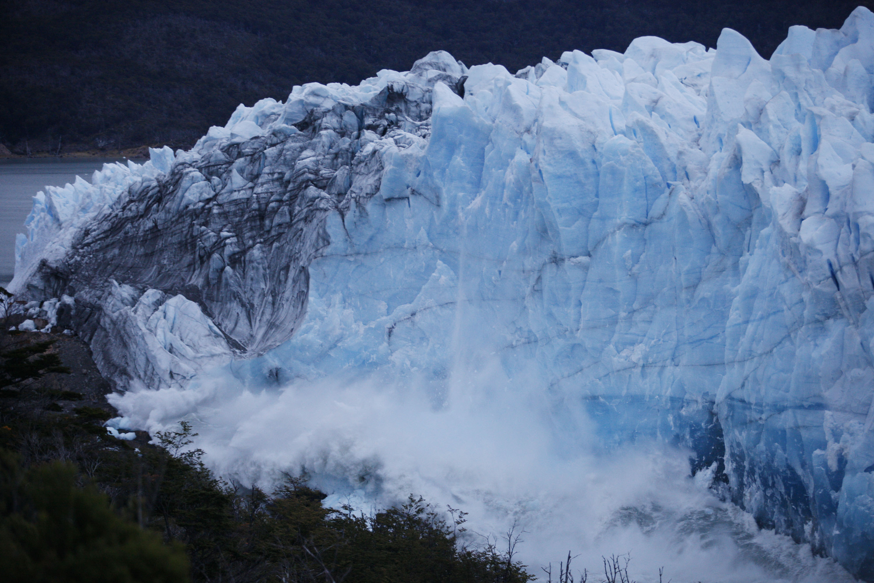 Самую большую площадь занимают ледники. Ледник Аргентина Перито Морено арка. Перито-Морено ледяной мост. Ледник Перито Морено прорыв. Парк Лос-Гласьярес Аргентина.