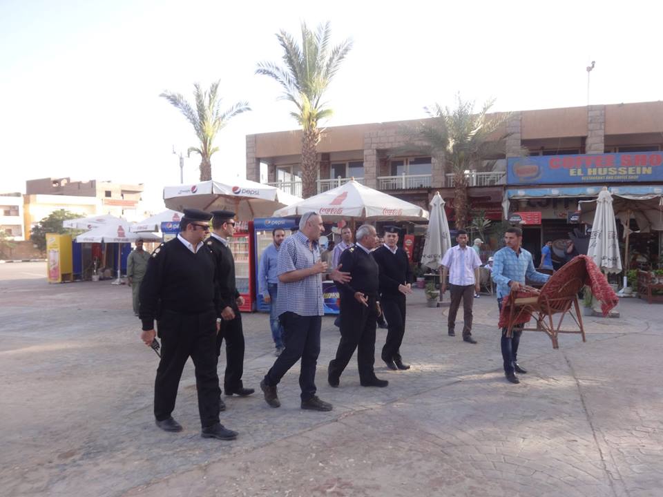  رئيس مدينة الاقصر وقيادات الشرطة خلال ازالة الاشغالات