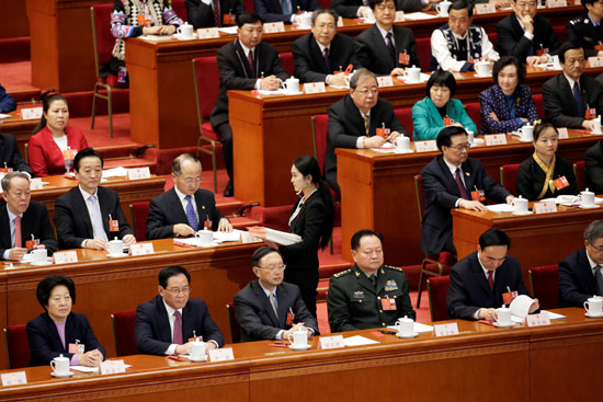 توزيع أوراق الاقتراع على نواب البرلمان الصينى