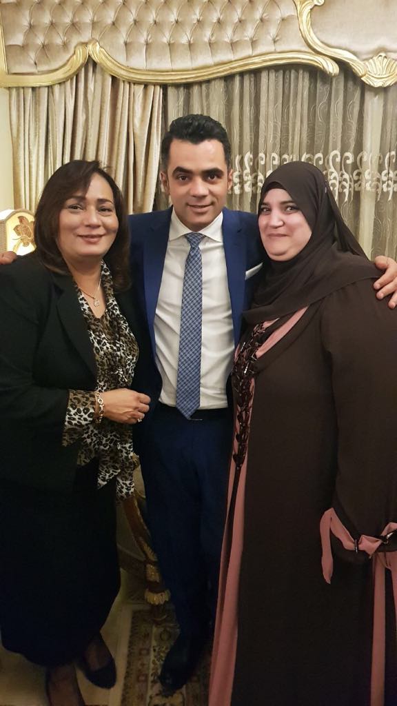الرائد أحمد عصام شلتوت وسط والدته ووالدة العروس