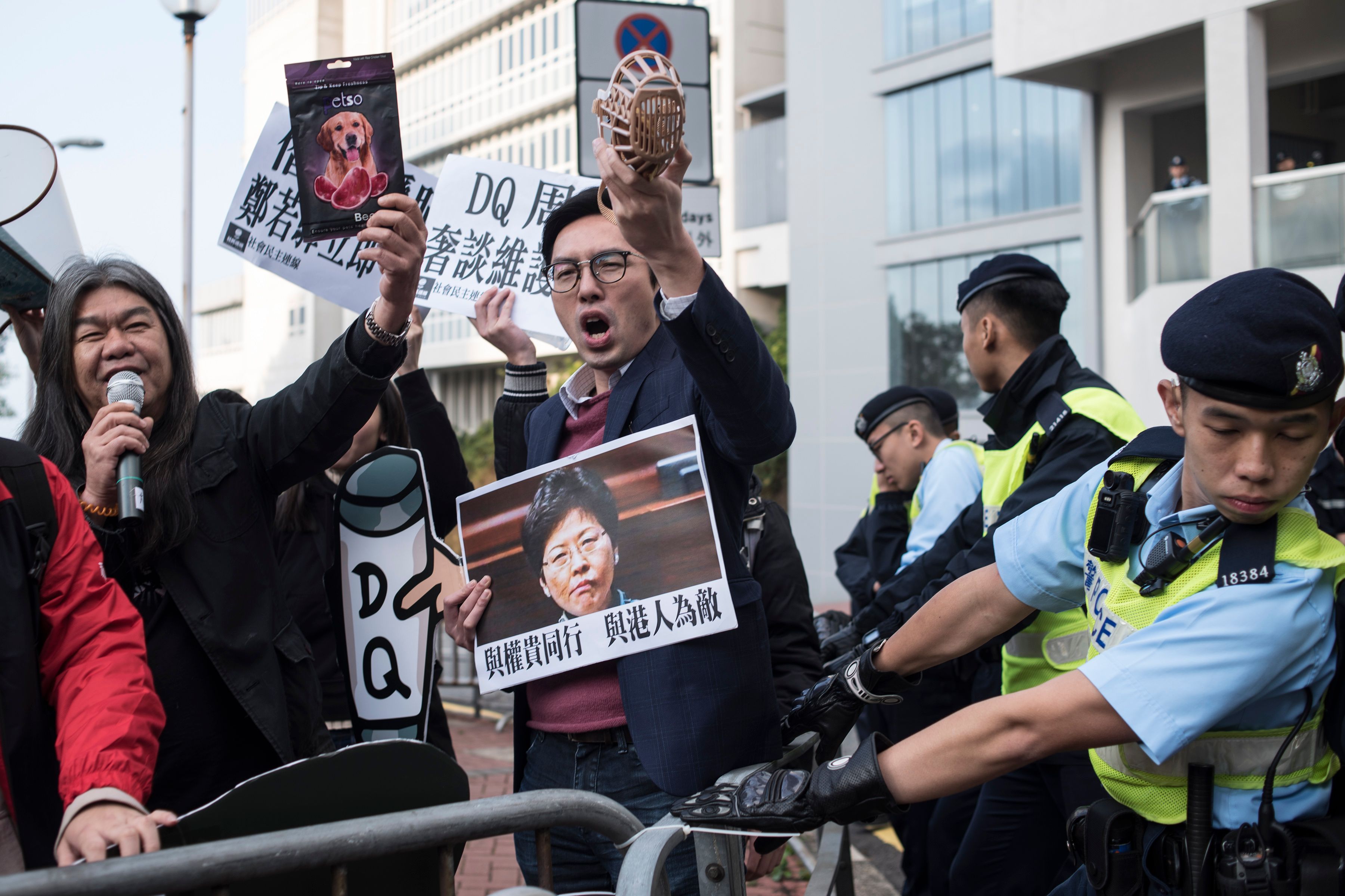 احتجاجات على الرئيسة التنفيذية لهونج كونج خارج مراكز الاقتراع