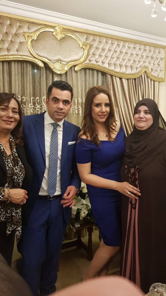 الرائد أحمد عصام شلتوت والإعلامية نيرة شريف مع والدة العريس وعمته