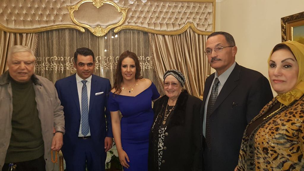 الرائد أحمد عصام شلتوت والإعلامية  نيرة شريف مع جد العروس وعمها
