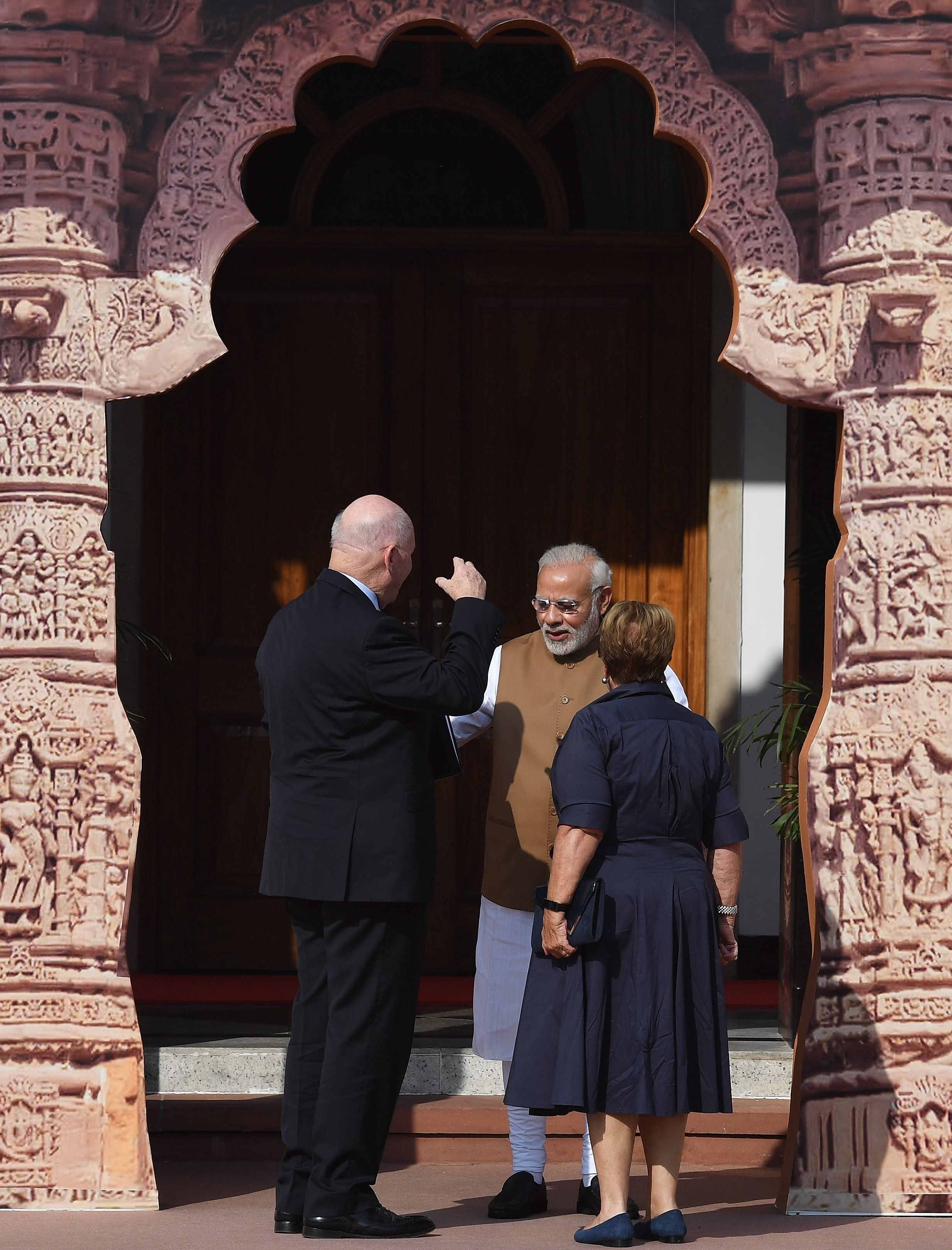 حاكم أستراليا يصافح رئيس وزراء الهند