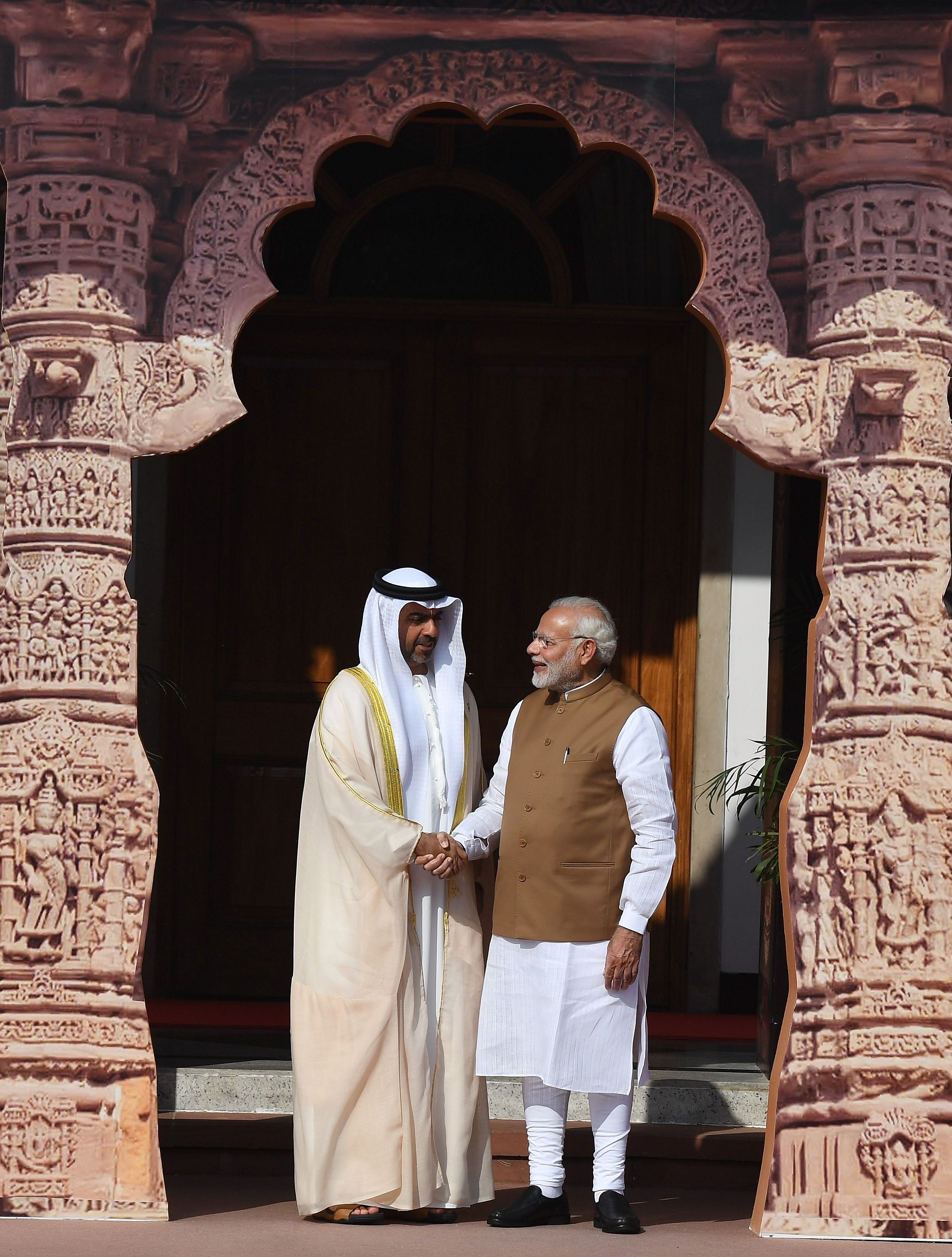 رئيس وزراء الهند يصافح ممثل ولى عهد أبوظبى