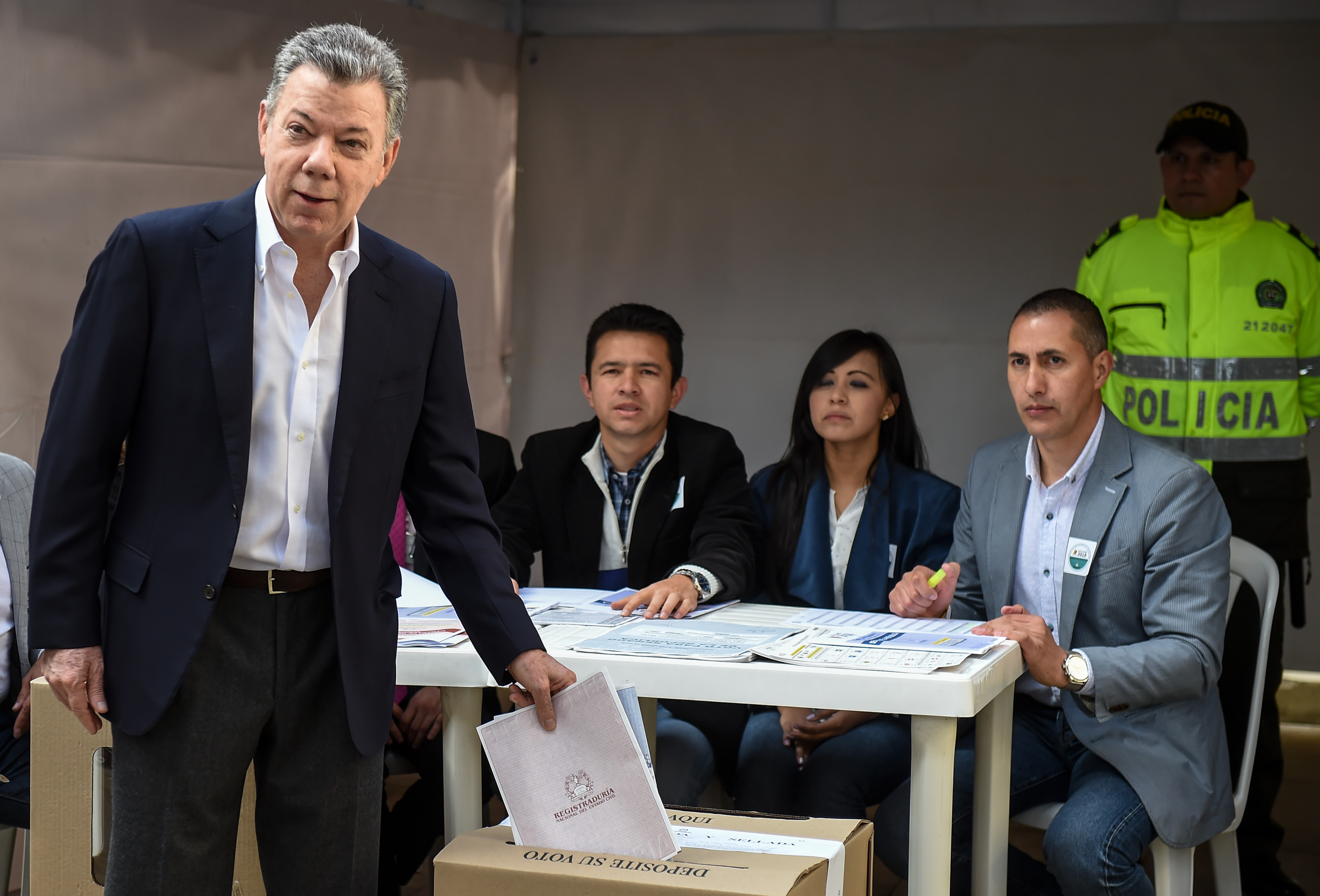 الرئيس الكولومبى يدلى بصوته فى الانتخابات التشريعية