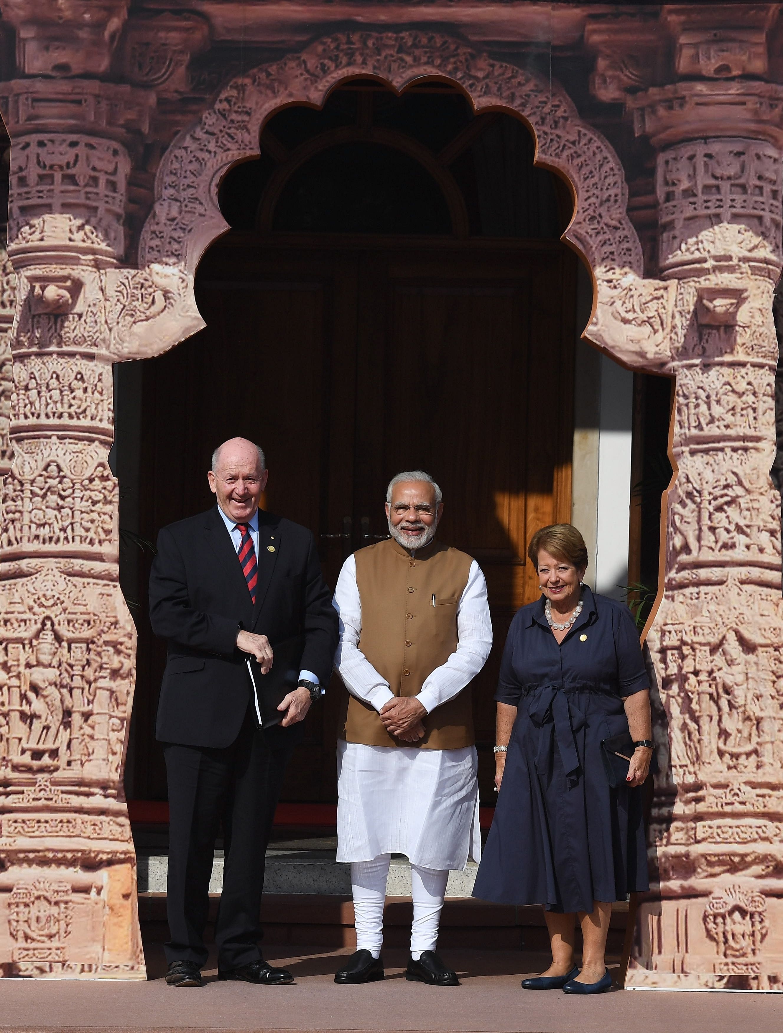 رئيس وزراء الهند يستقبل حكم أستراليا وزوجته