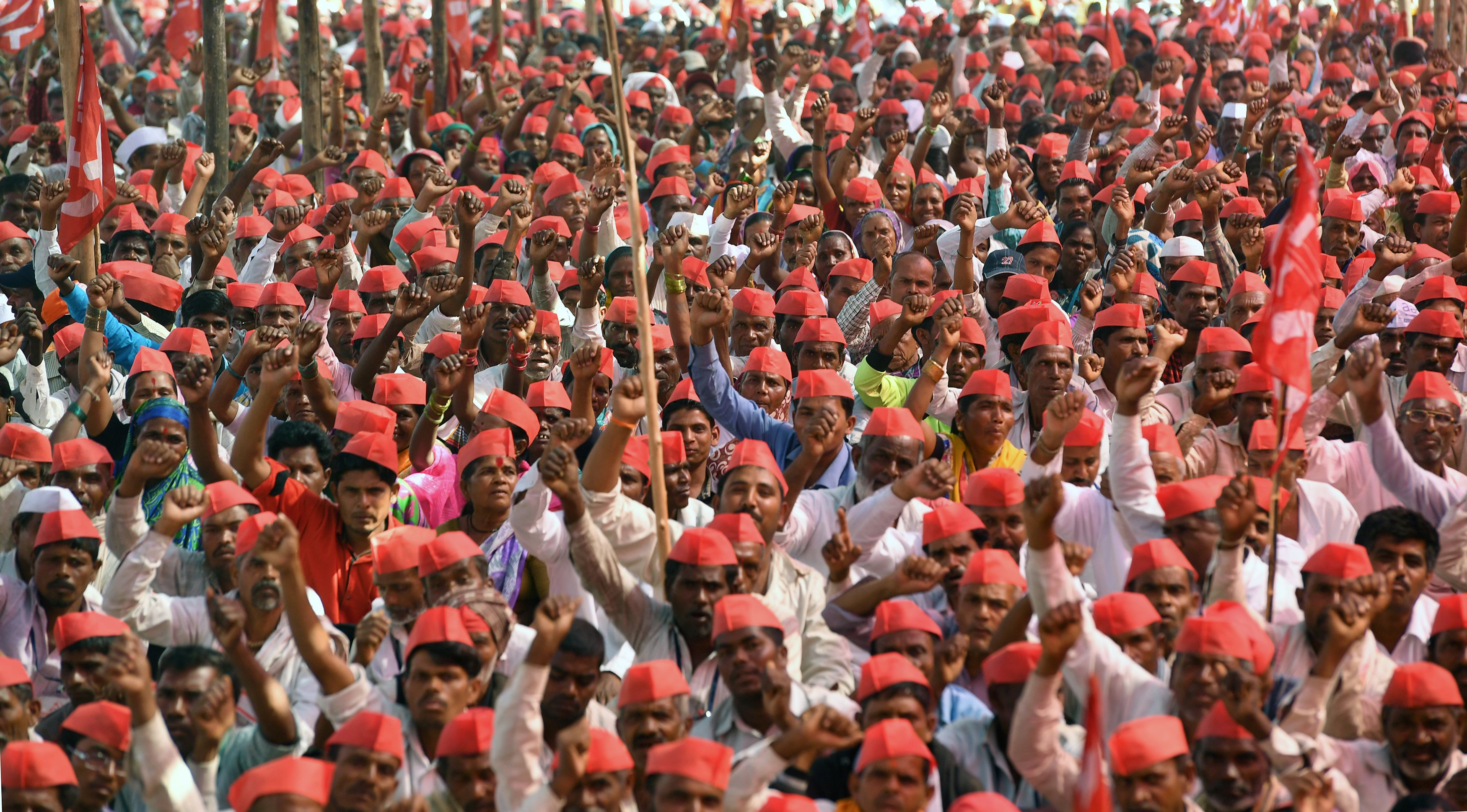 آلاف المزارعين الهنود يحتجون على قلة الدعم الحكومى