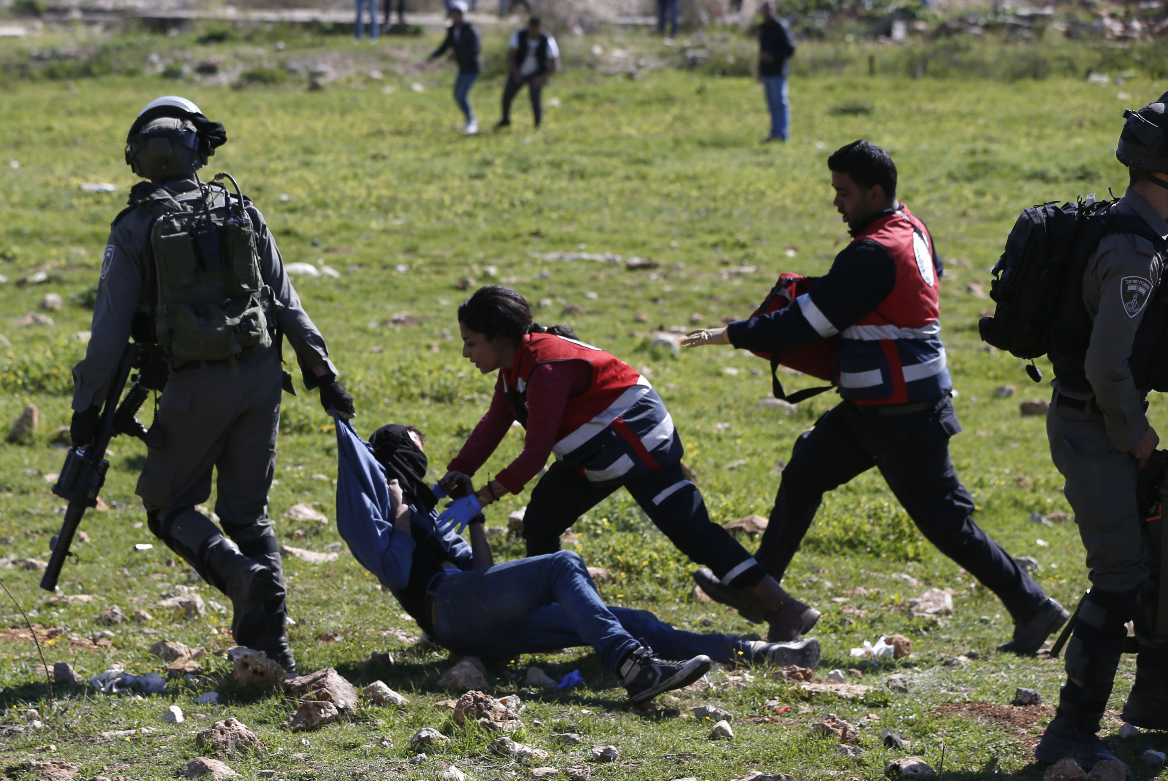 أحد جنود الاحتلال يعتدى على فلسطينى ويعتقله