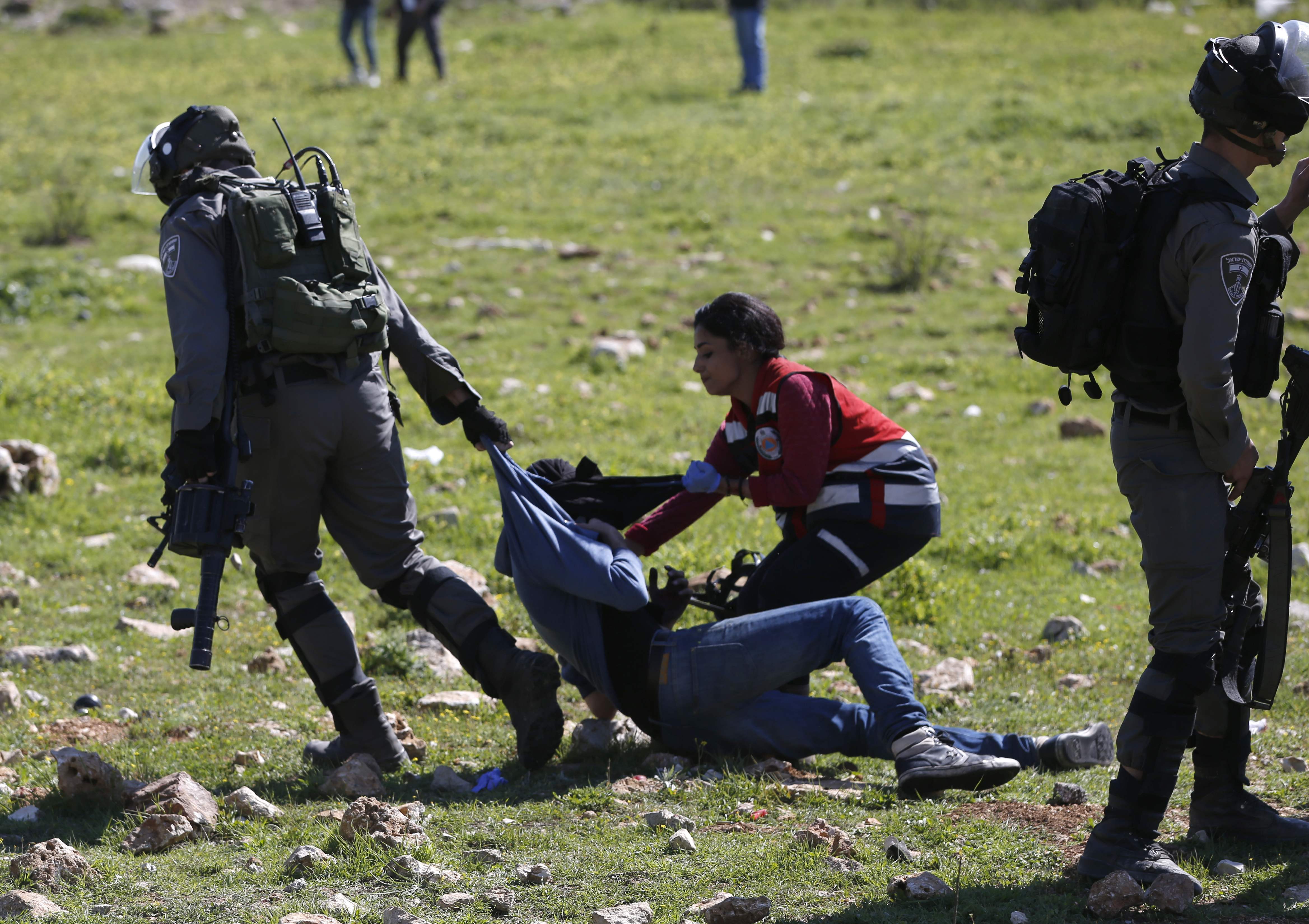 جندى اسرائيلى يعتدى على شاب فلسطينى