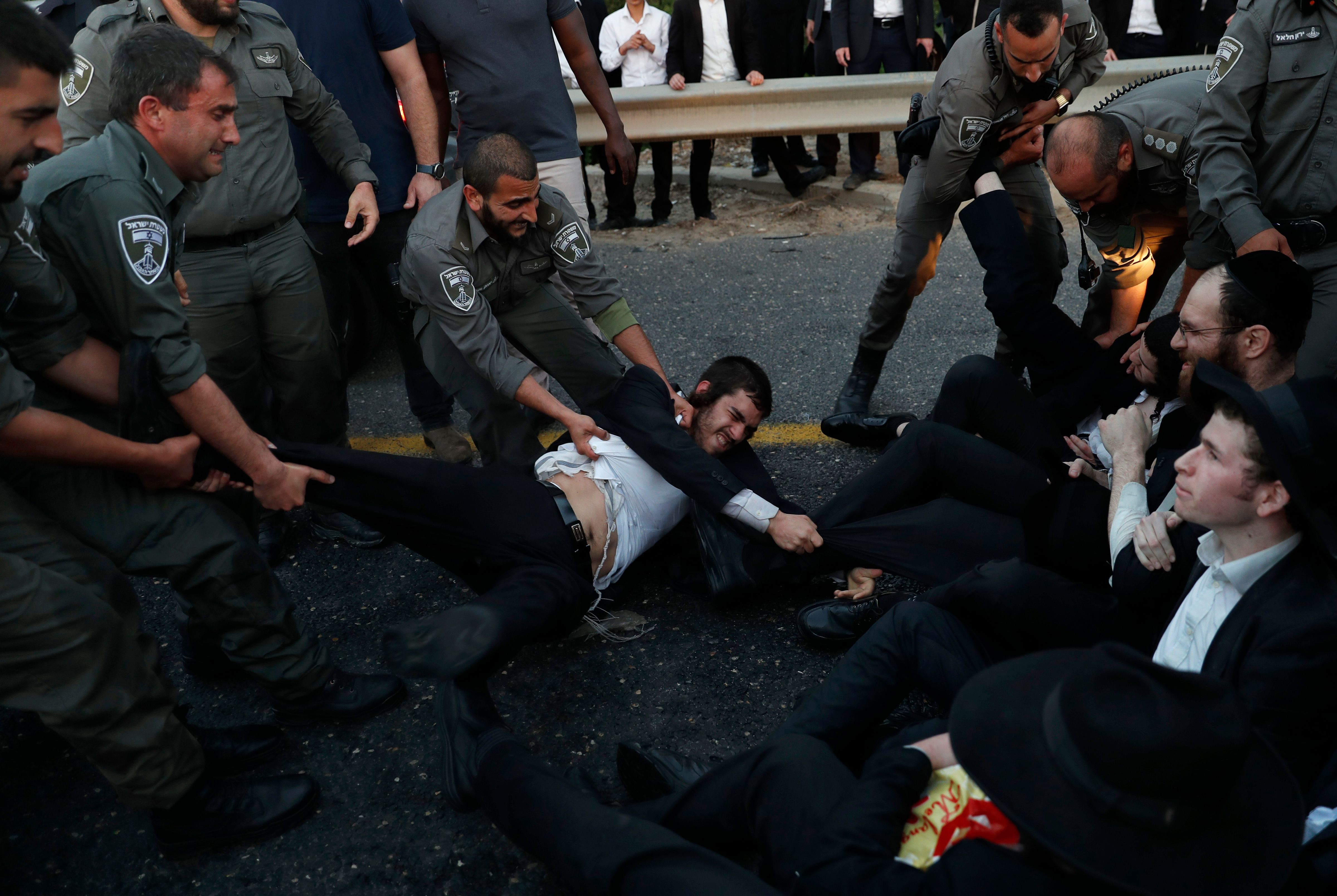 الشرطة الإسرائيلية تسحل يهودى متظاهر