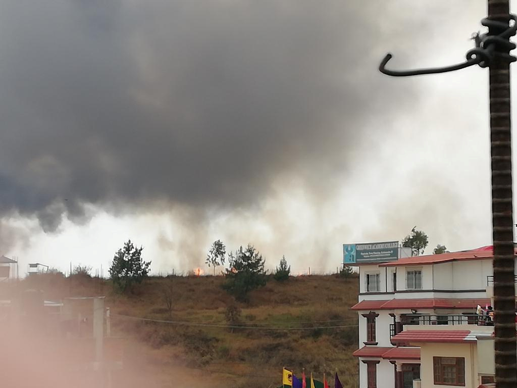 تصاعد الأدخنة جراء سقوط طائرة ركاب فى نيبال