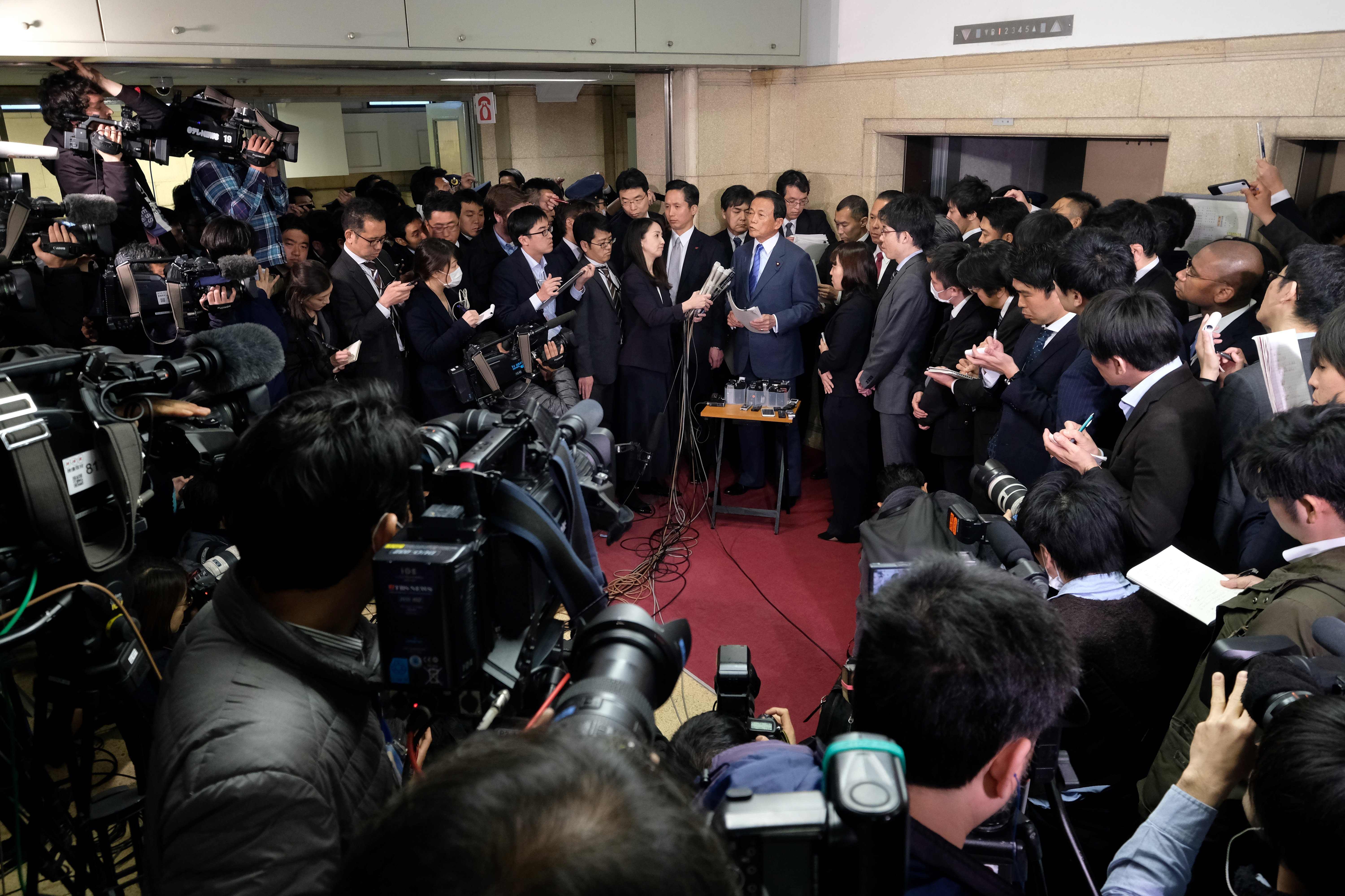 وسائل الإعلام تتابع تصريحات وزير المالية اليابانى بشأن قضية الفساد
