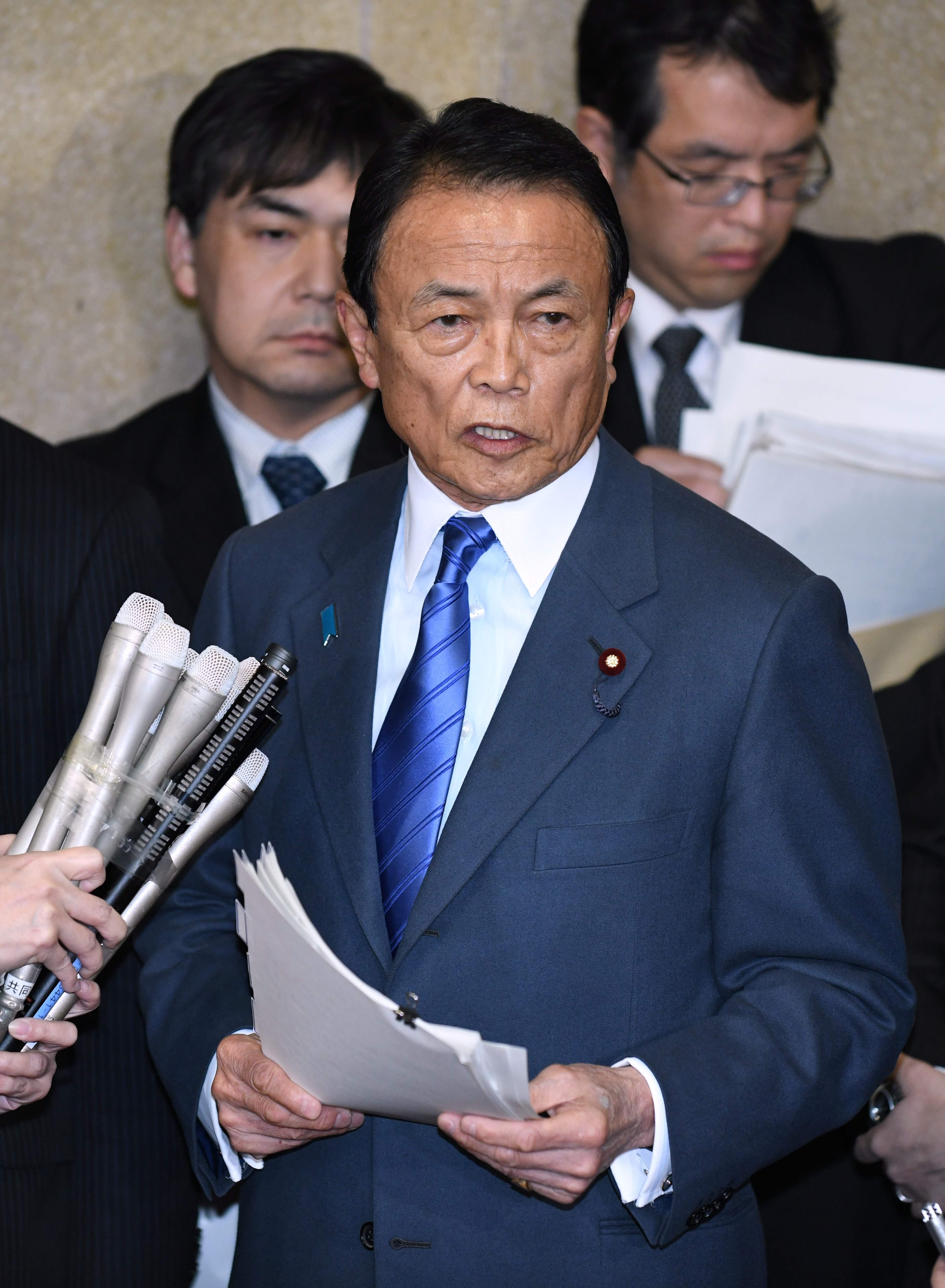 وزير المالية اليابانى خلال مؤتمرا صحفيا