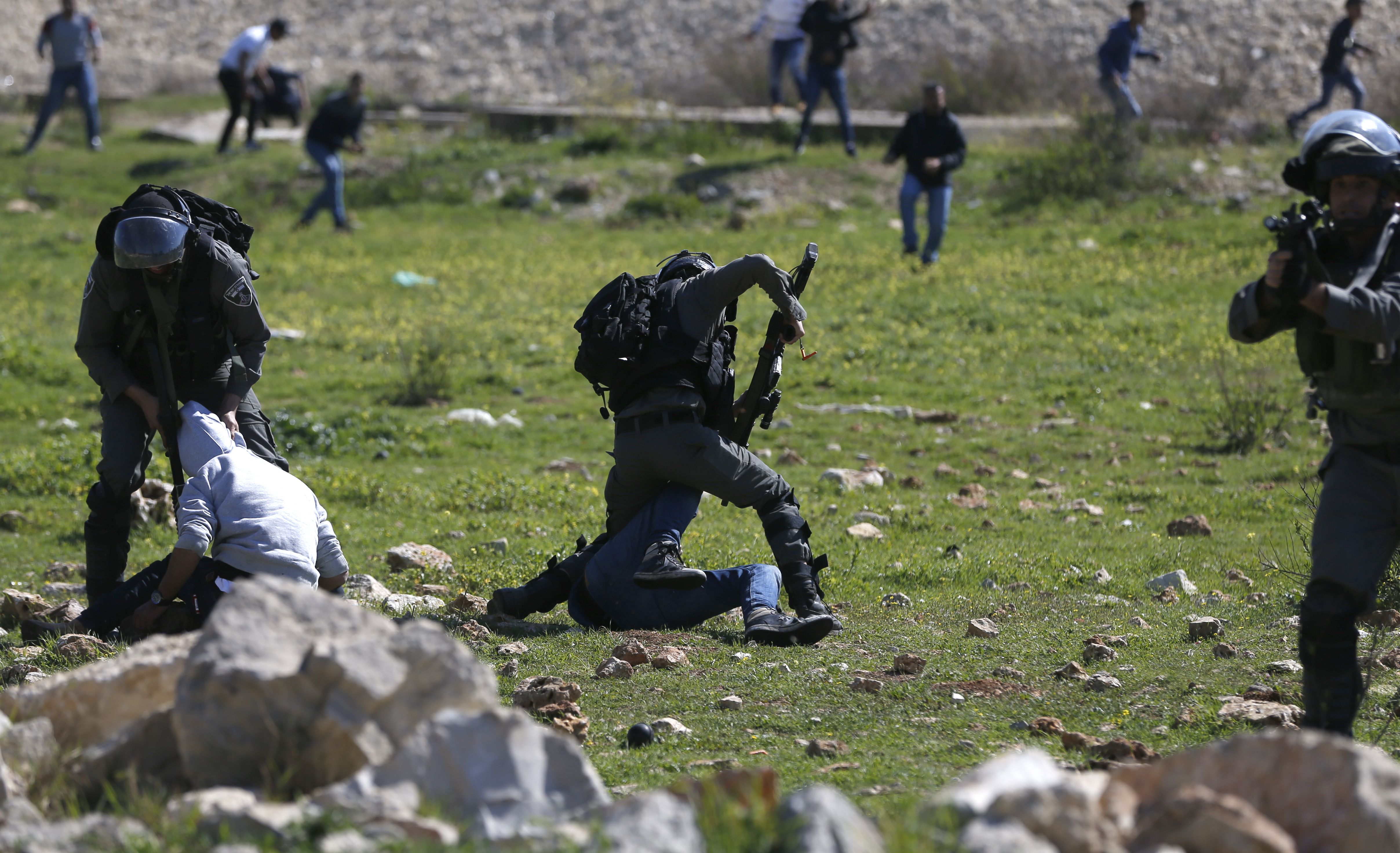 اعتداء على متظاهرين فلسطينيين