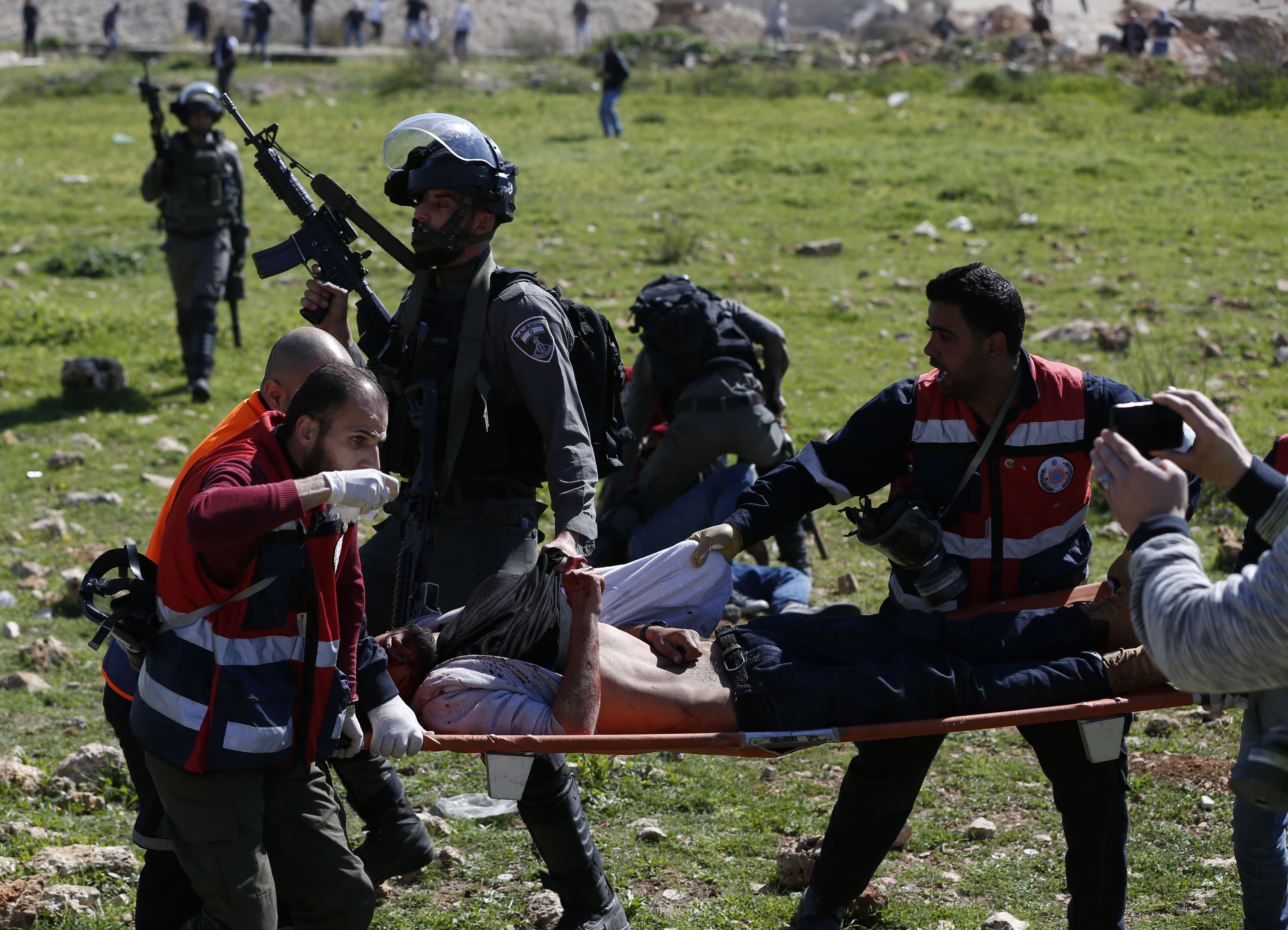 أحد جنود الاحتلال يرفض نقل مصاب فلسطينى للمستشفى ويعتقله