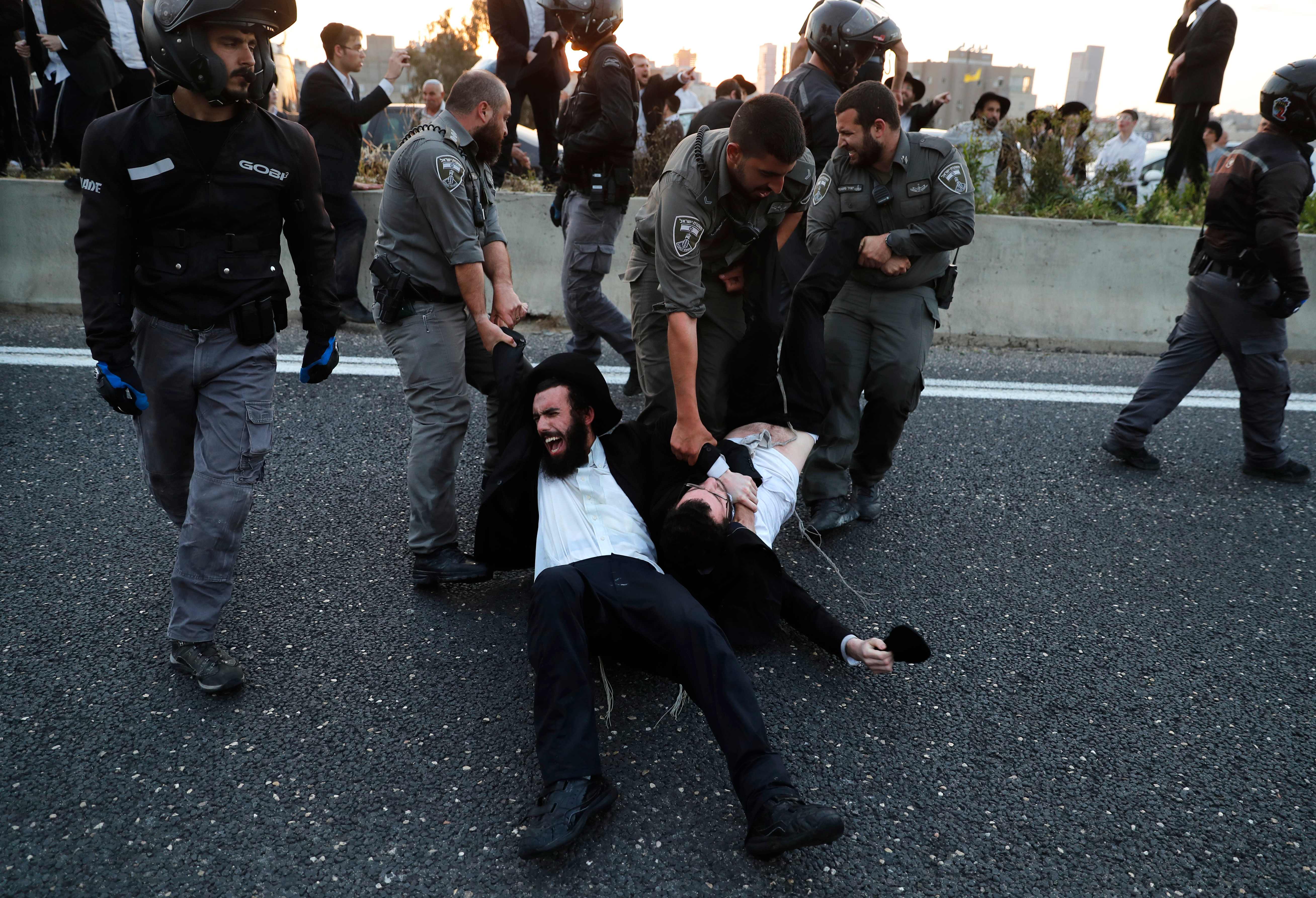 تجدد الاشتباكات بين الشرطة الإسرائيلية والحريديم بسبب التجنيد الإجبارى