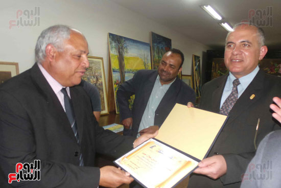 مدير متحف النيل بأسوان يهدى وزير الرى شهادة تقدير