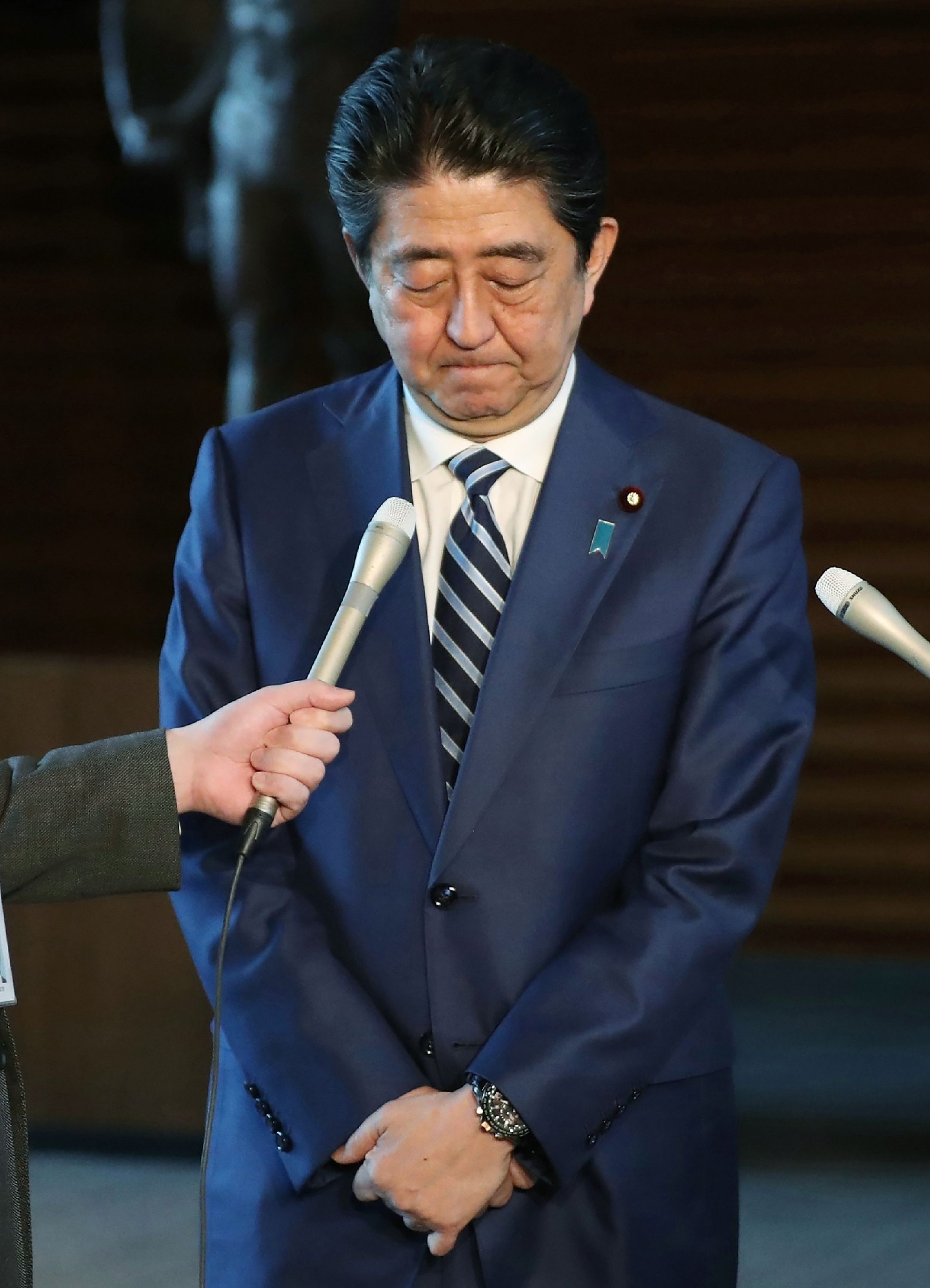 رئيس وزراء اليابان يعتذر بعد الخطأ لدى وزارة المالية