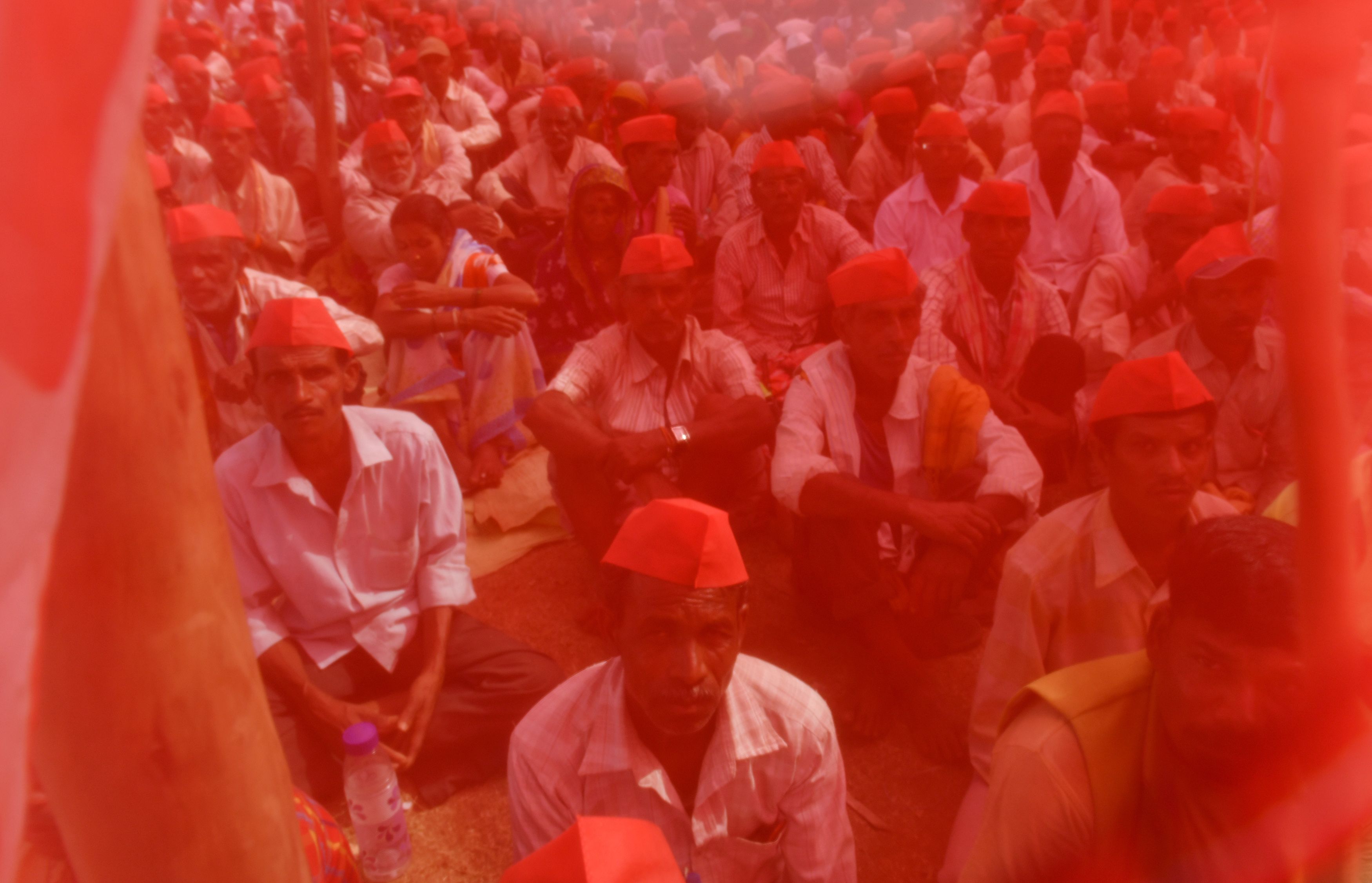 المزارعون الهنود يرتدون قبعات حمراء