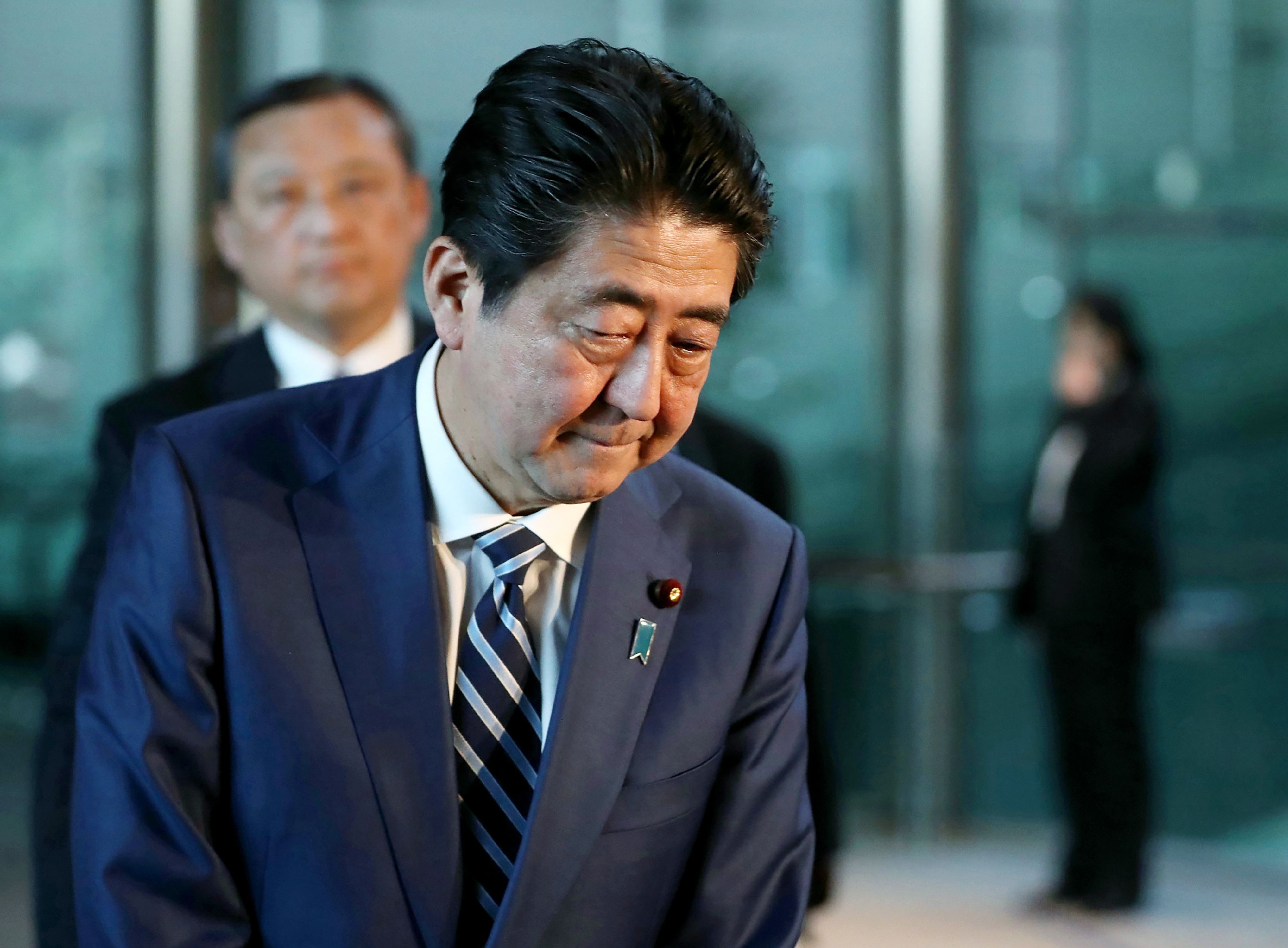رئيس وزراء اليابان يعتذر لشعبه