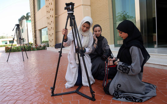 سعودية تدرس فن التصوير