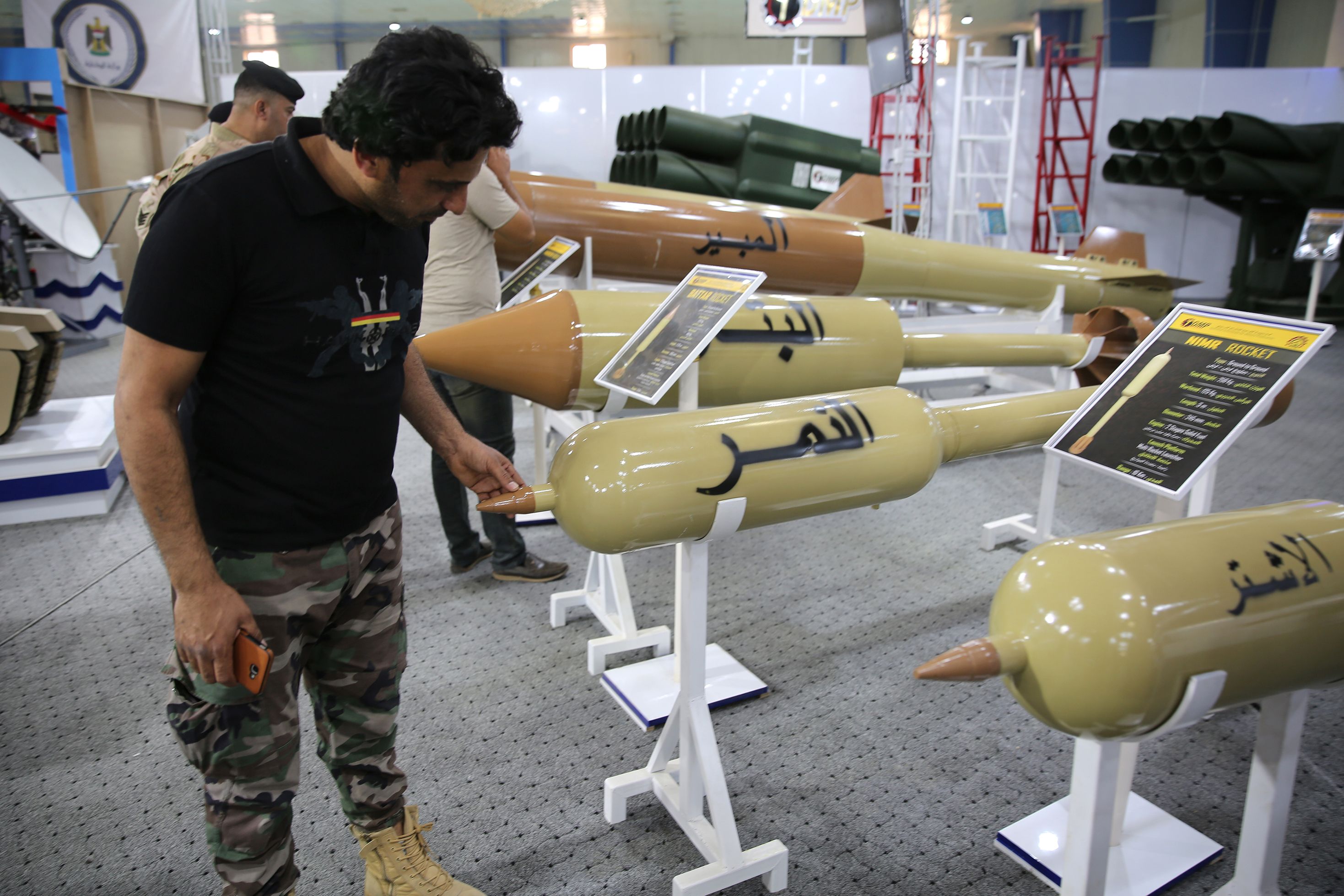 استعراض للصواريخ فى معرض بغداد