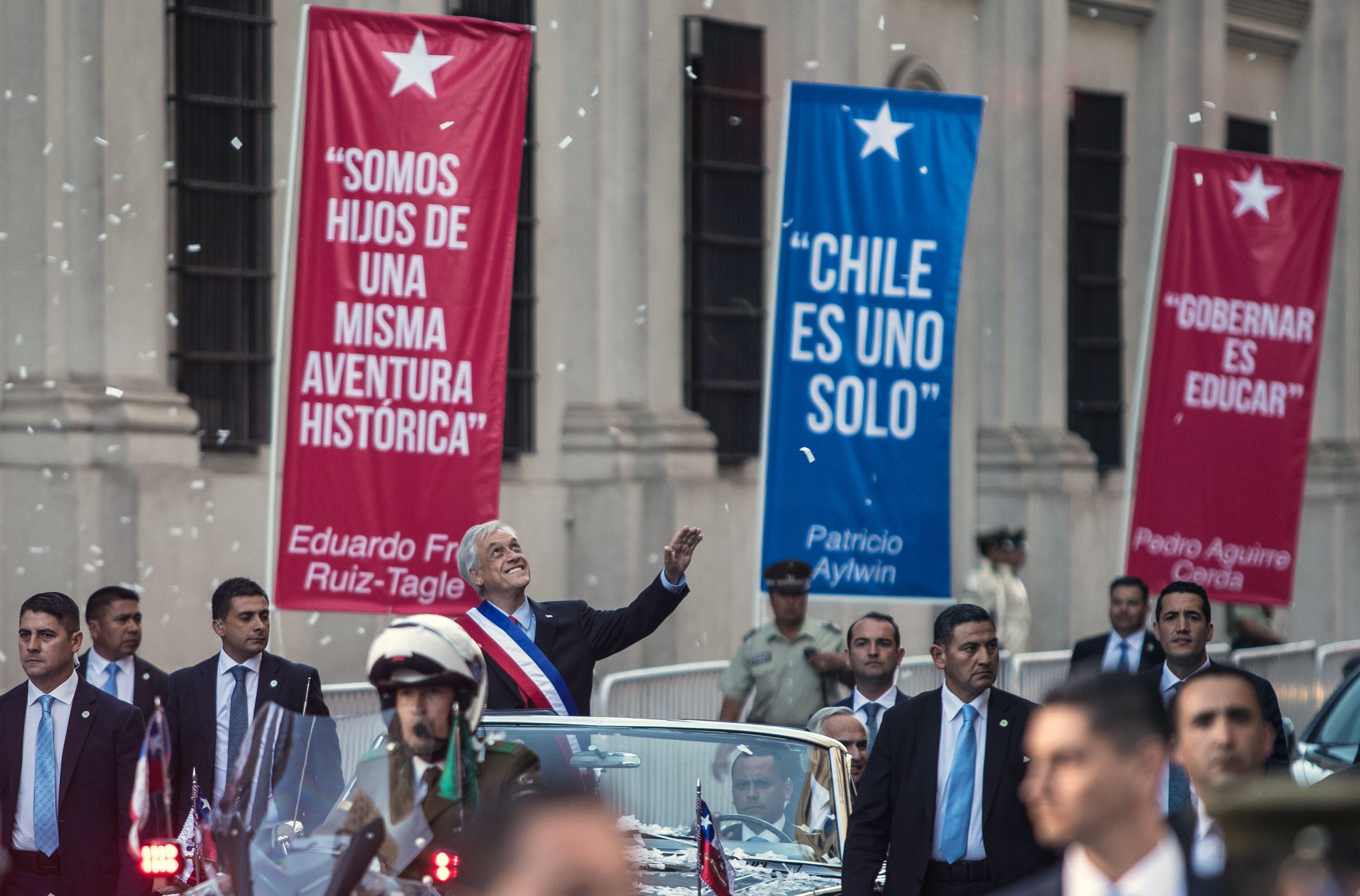 الرئيس التشيلي الجديد يسير في الشارع