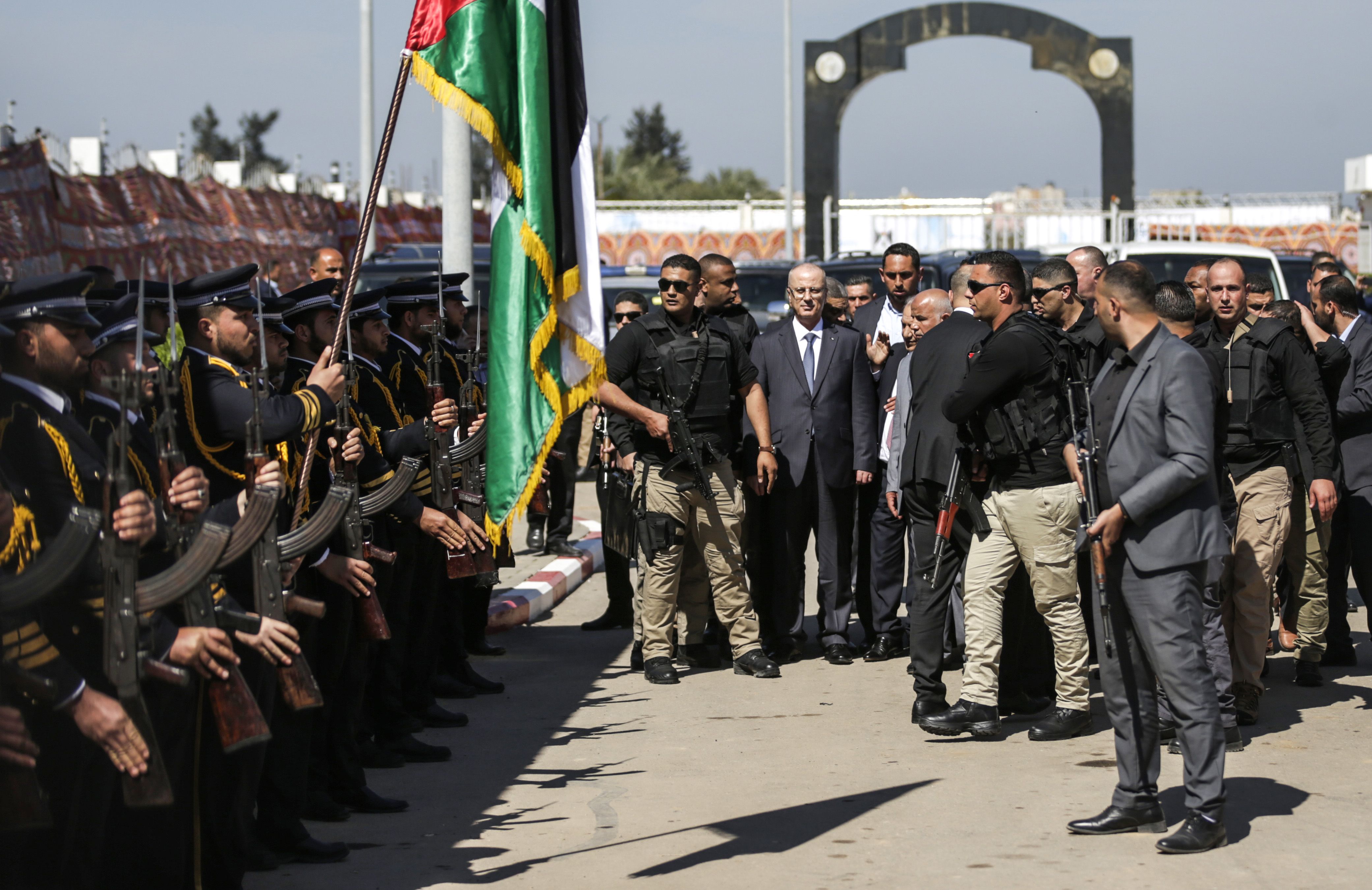 رئيس الوزراء الفلسطينى وسط حرسه الشخصى