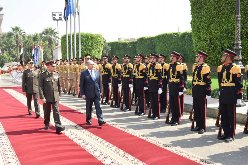 وزير الدفاع يلتقى رئيس الوزراء الأردنى