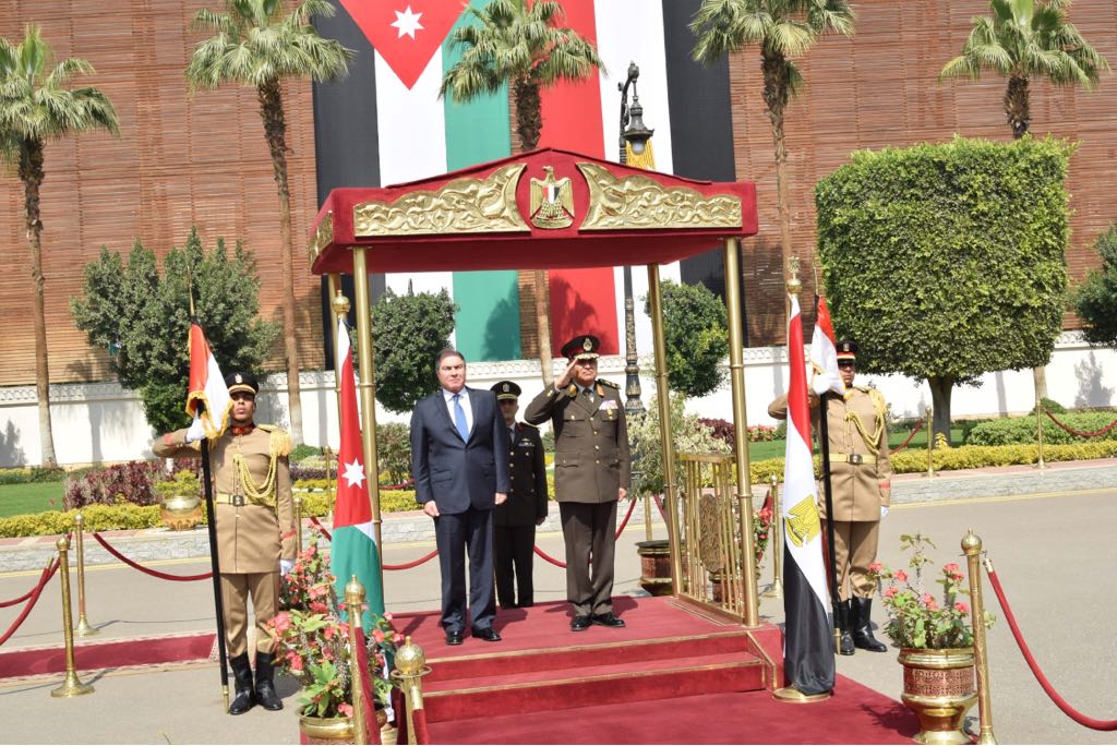وزير الدفاع يلتقى رئيس وزراء الأردن