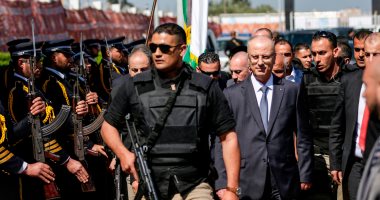 صور.. رئيس الوزراء الفلسطينى يقطع زيارته إلى غزة بعد استهداف موكبه