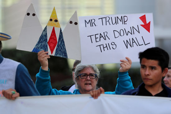 سكان كاليفورنيا يتظاهرون ضد ترامب قبل زيارته للولاية