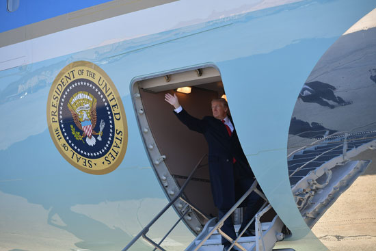 دونالد ترامب يستقل الطائرة الرئاسية فى طريقه لكاليفورنيا